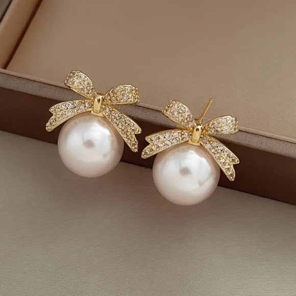 Bow and Faux Pearl Earrings - Picture 4 of 5